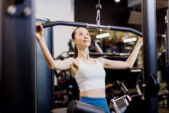 トレーニングする女性